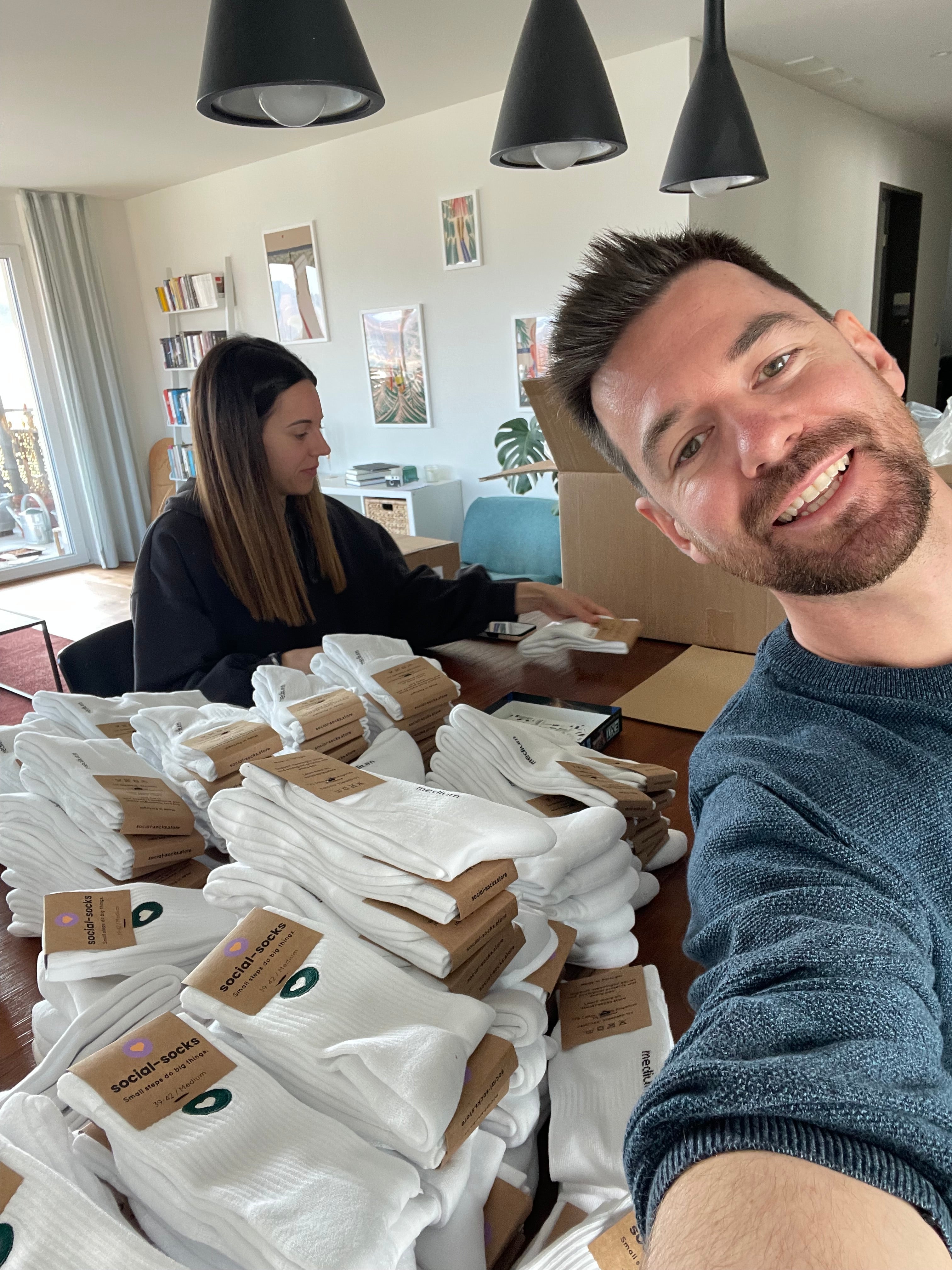 Luca Steiner, Gründer von Social-Socks, lächelt in die Kamera – die Geschichte hinter nachhaltigen Socken aus Bio-Baumwolle.