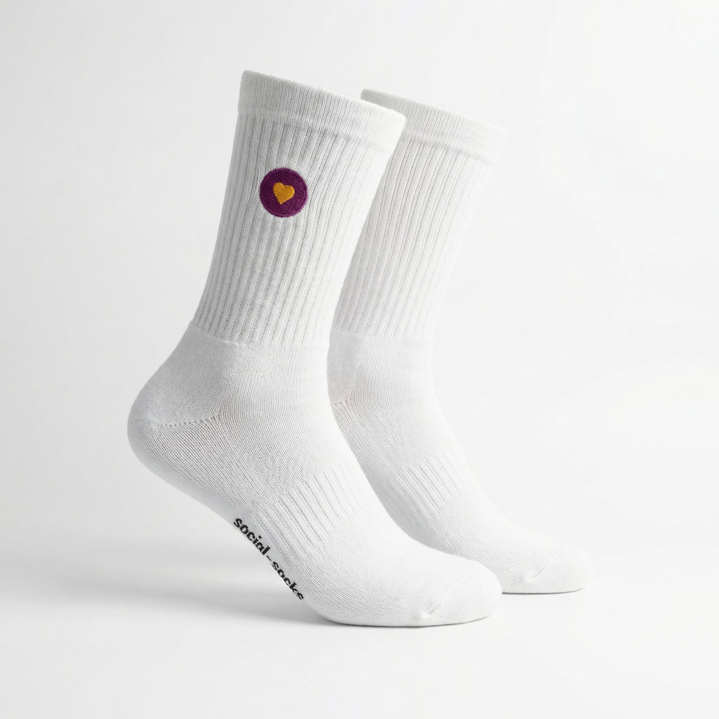 Weisse Premium Socken aus Bio-Baumwolle mit violettem Herzlogo vor weissem Hintergrund.