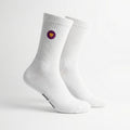 Weisse Premium Socken aus Bio-Baumwolle mit violettem Herzlogo vor weissem Hintergrund.