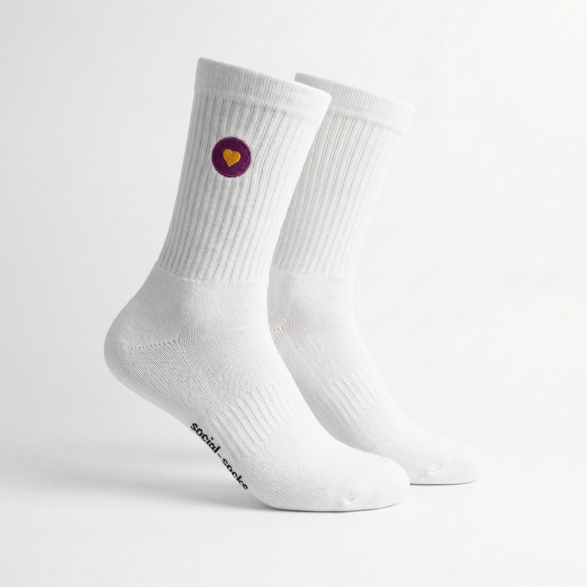 Weisse Premium Socken aus Bio-Baumwolle mit violettem Herzlogo vor weissem Hintergrund.