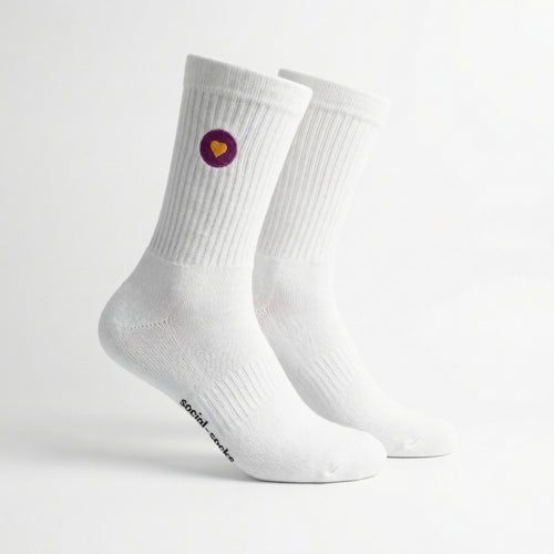 Weisse Premium Socken aus Bio-Baumwolle mit violettem Herzlogo vor weissem Hintergrund.
