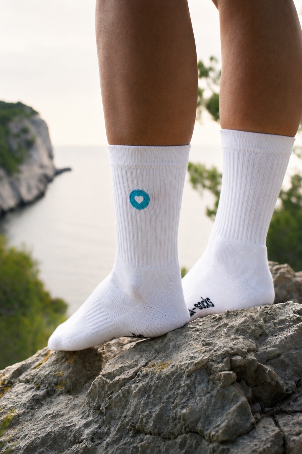 Weisse Premium Socken aus Bio-Baumwolle mit aufgesticktem blauem Herzlogo