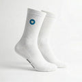 Weisse Premium Socken aus Bio-Baumwolle mit blauem Herzlogo vor weissem Hintergrund.