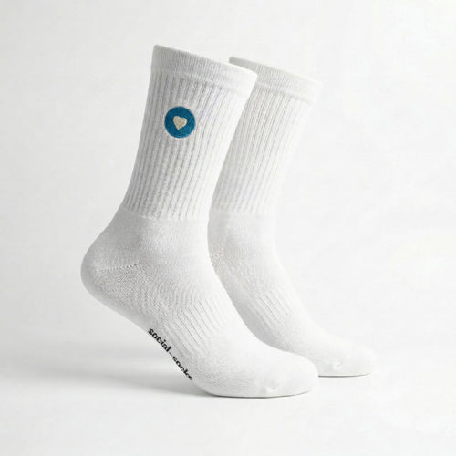 Weisse Premium Socken aus Bio-Baumwolle mit blauem Herzlogo vor weissem Hintergrund.