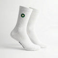 Weisse Premium Socken aus Bio-Baumwolle mit grünem Herzlogo vor weissem Hintergrund.