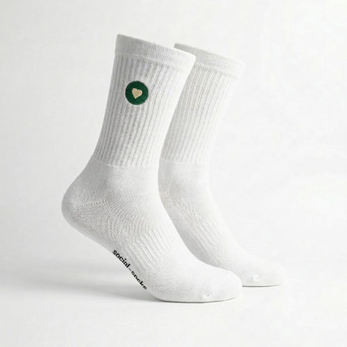 Weisse Premium Socken aus Bio-Baumwolle mit grünem Herzlogo vor weissem Hintergrund.