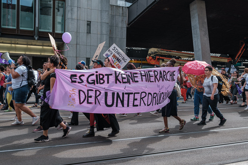 Eine Aufnahme mit mehreren Menschen an einer Demonstration in Zürich gegen die Unterdrückung von Frauen.